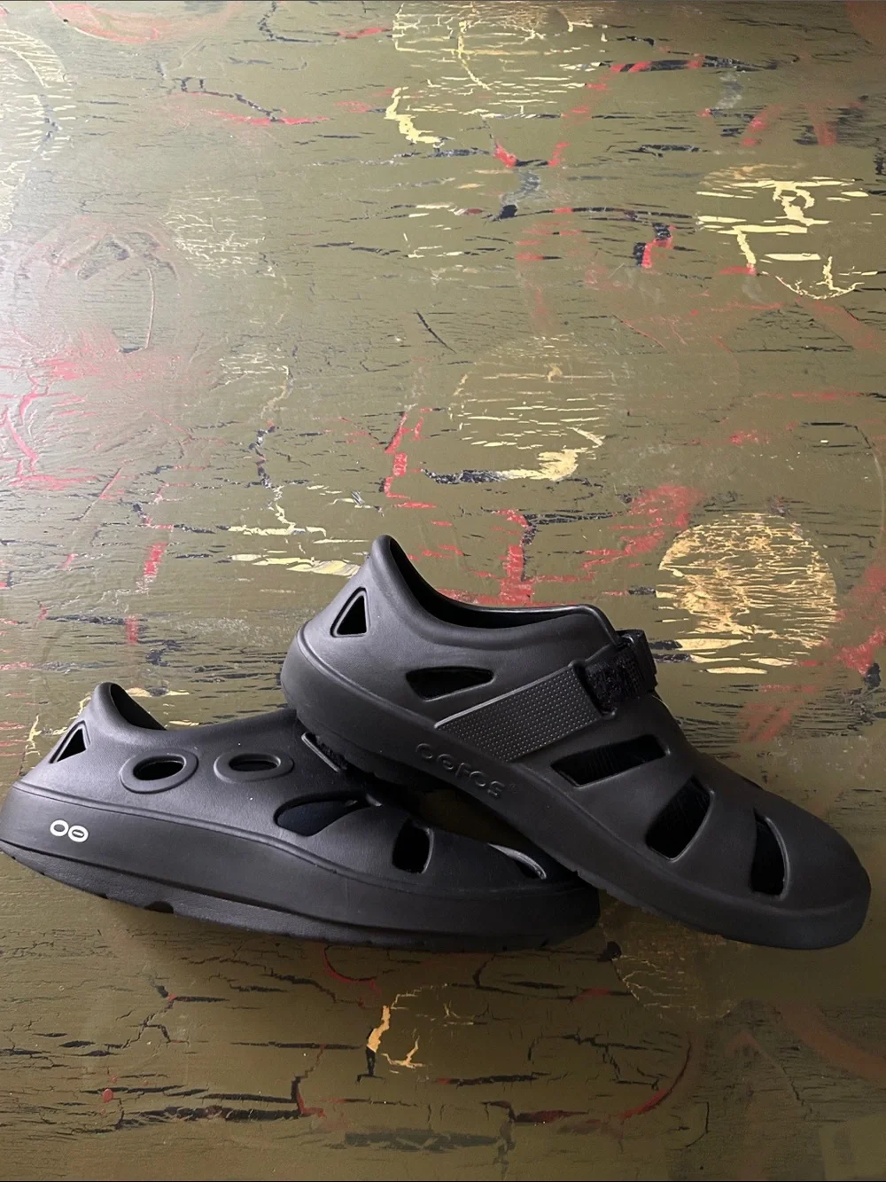 OOFOS Men's 8 or Ladies 10 Black Closed-Toe Water-Friendly Sandals